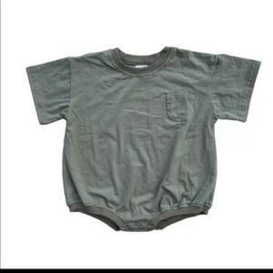 oversized t-shirt romper !! 
3-6 m 
6-12 m 
12-18 m 
15$ !!